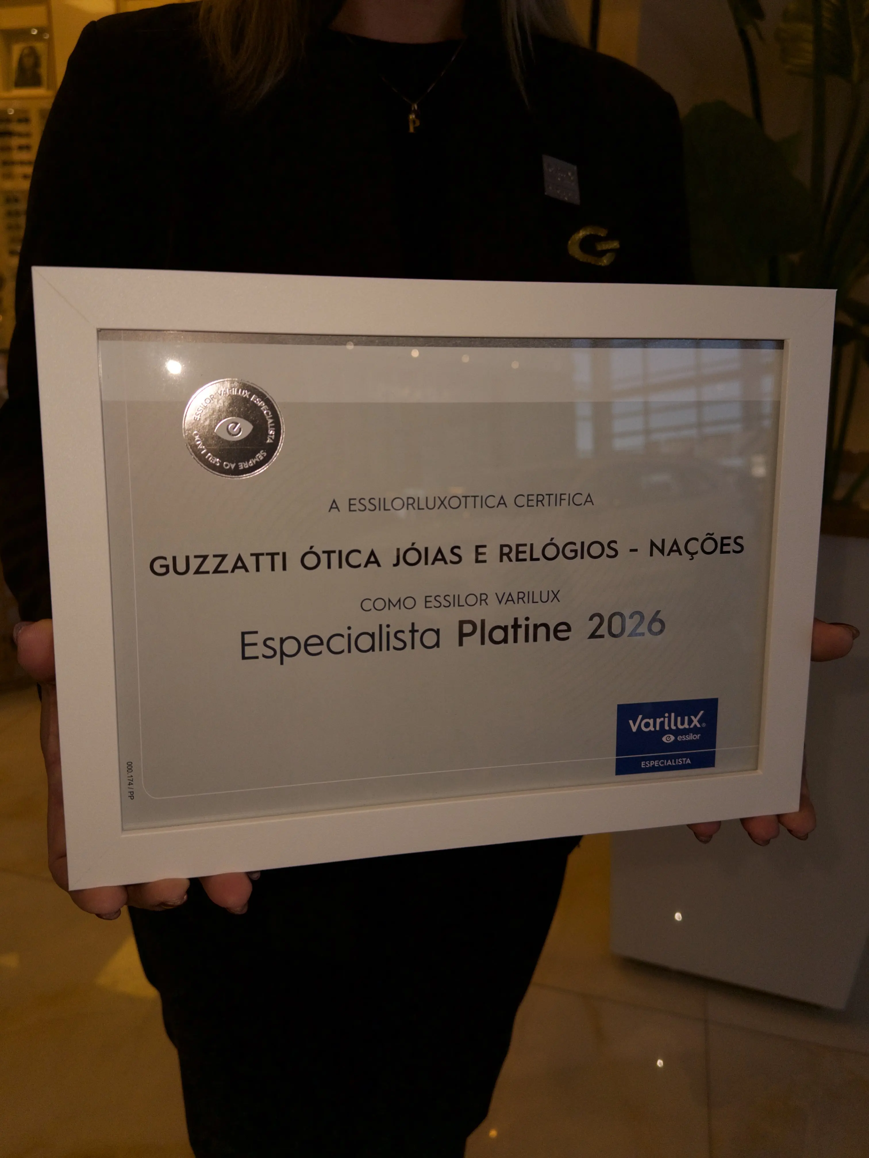 Guzzatti Conquista Placas Essilor Especialista Platine e Select: Excelência em Ótica Reconhecida