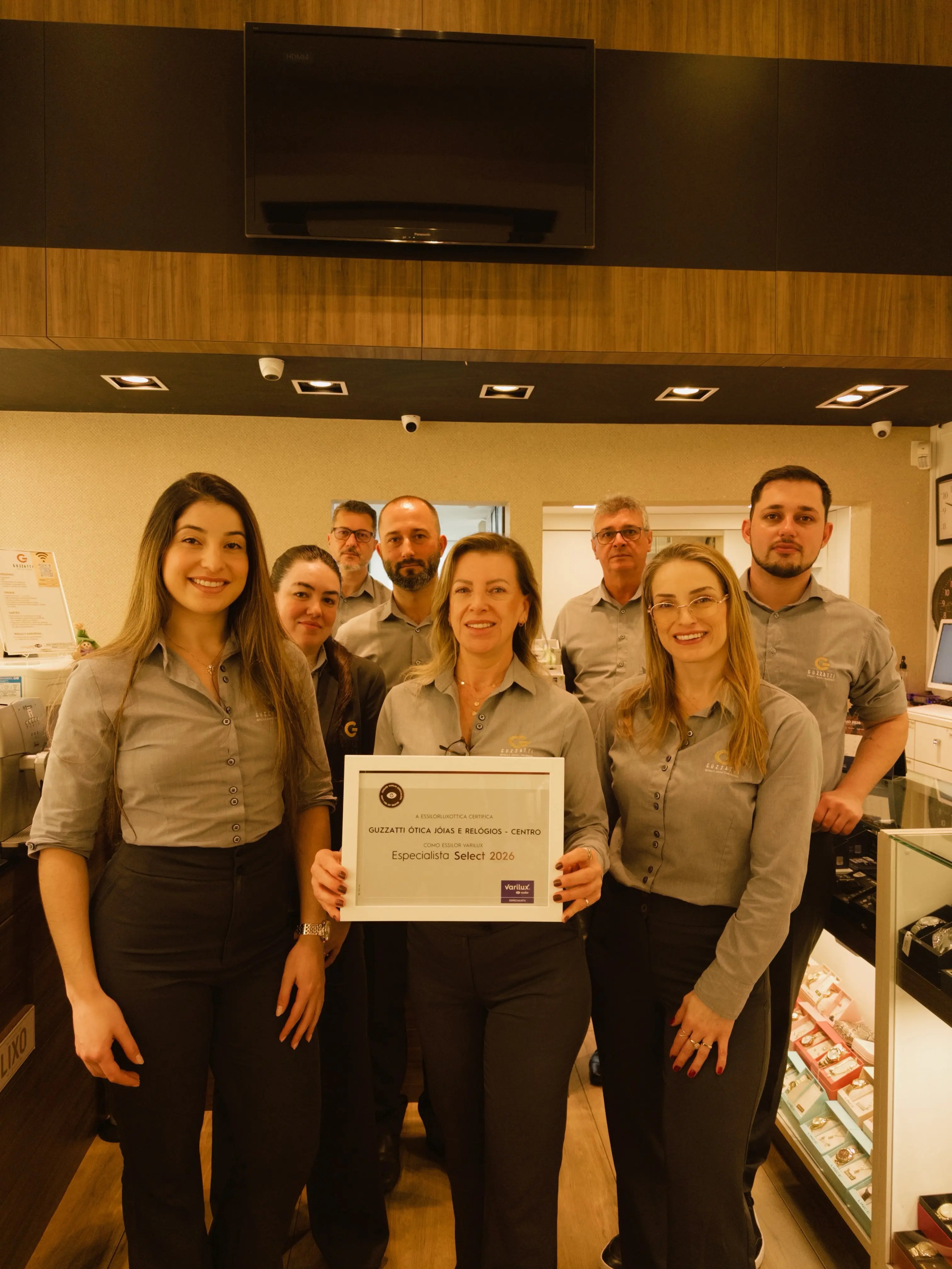 Guzzatti Conquista Placas Essilor Especialista Platine e Select: Excelência em Ótica Reconhecida