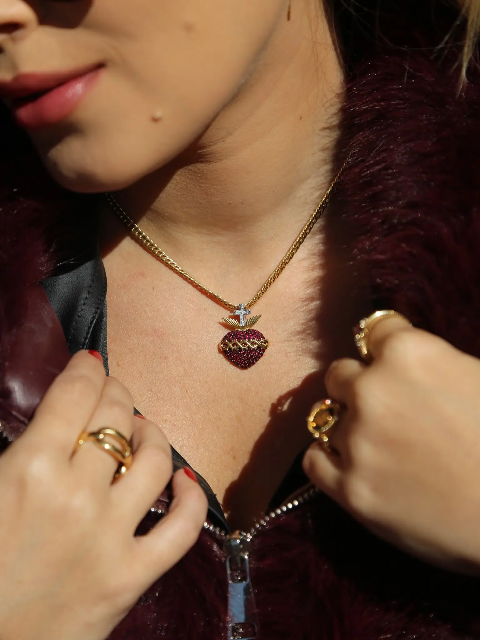 Tendência Red Cherry: O Brilho da Paixão em Joias e Óculos Loewe