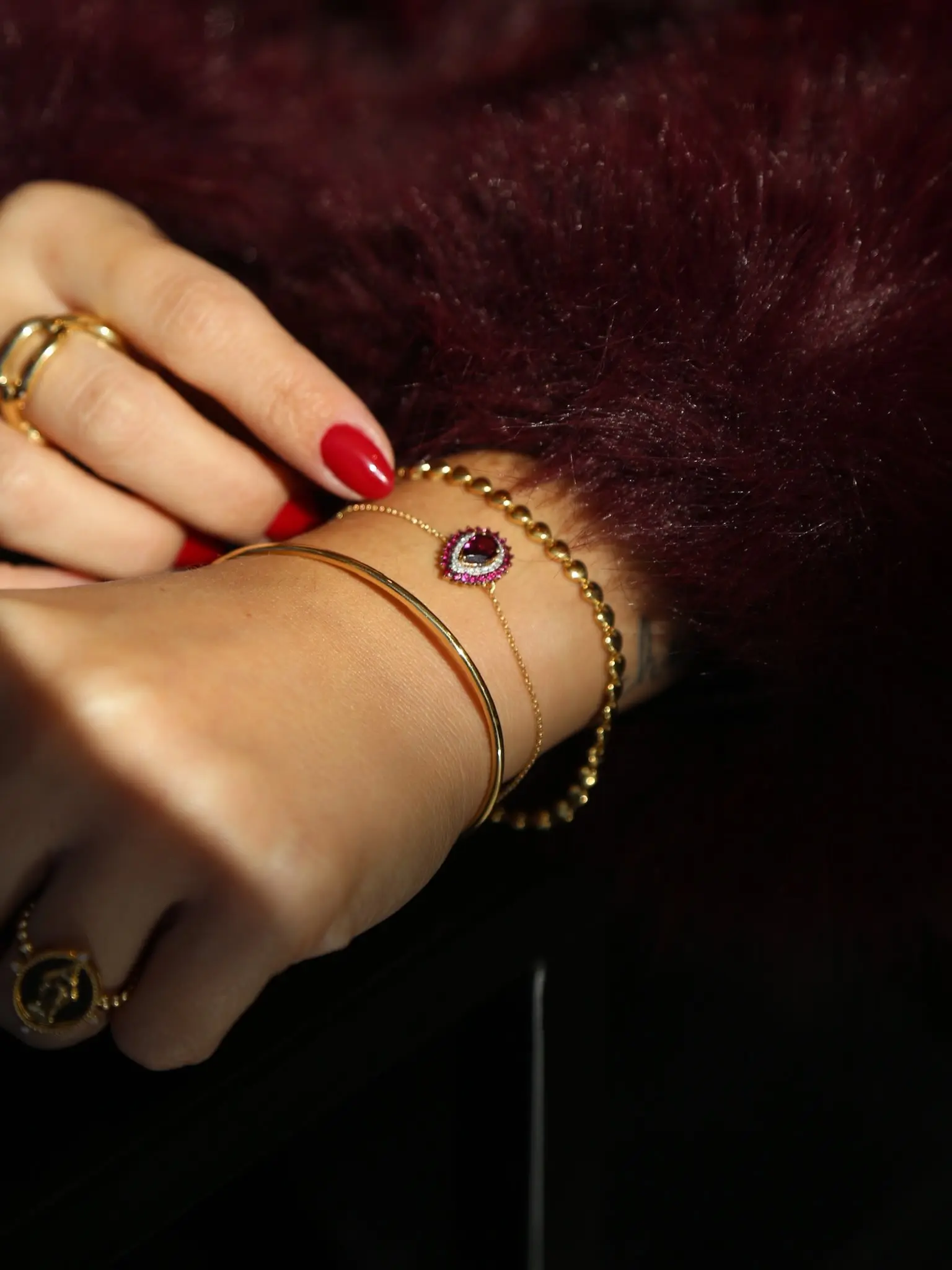 Tendência Red Cherry: O Brilho da Paixão em Joias e Óculos Loewe
