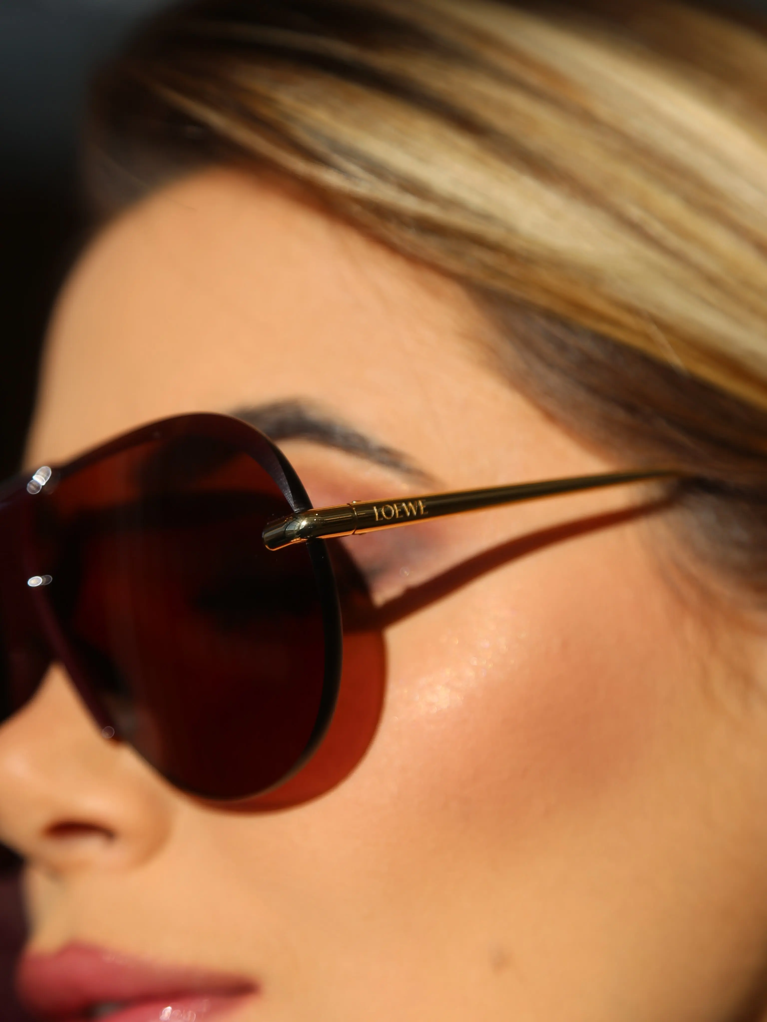Tendência Red Cherry: O Brilho da Paixão em Joias e Óculos Loewe