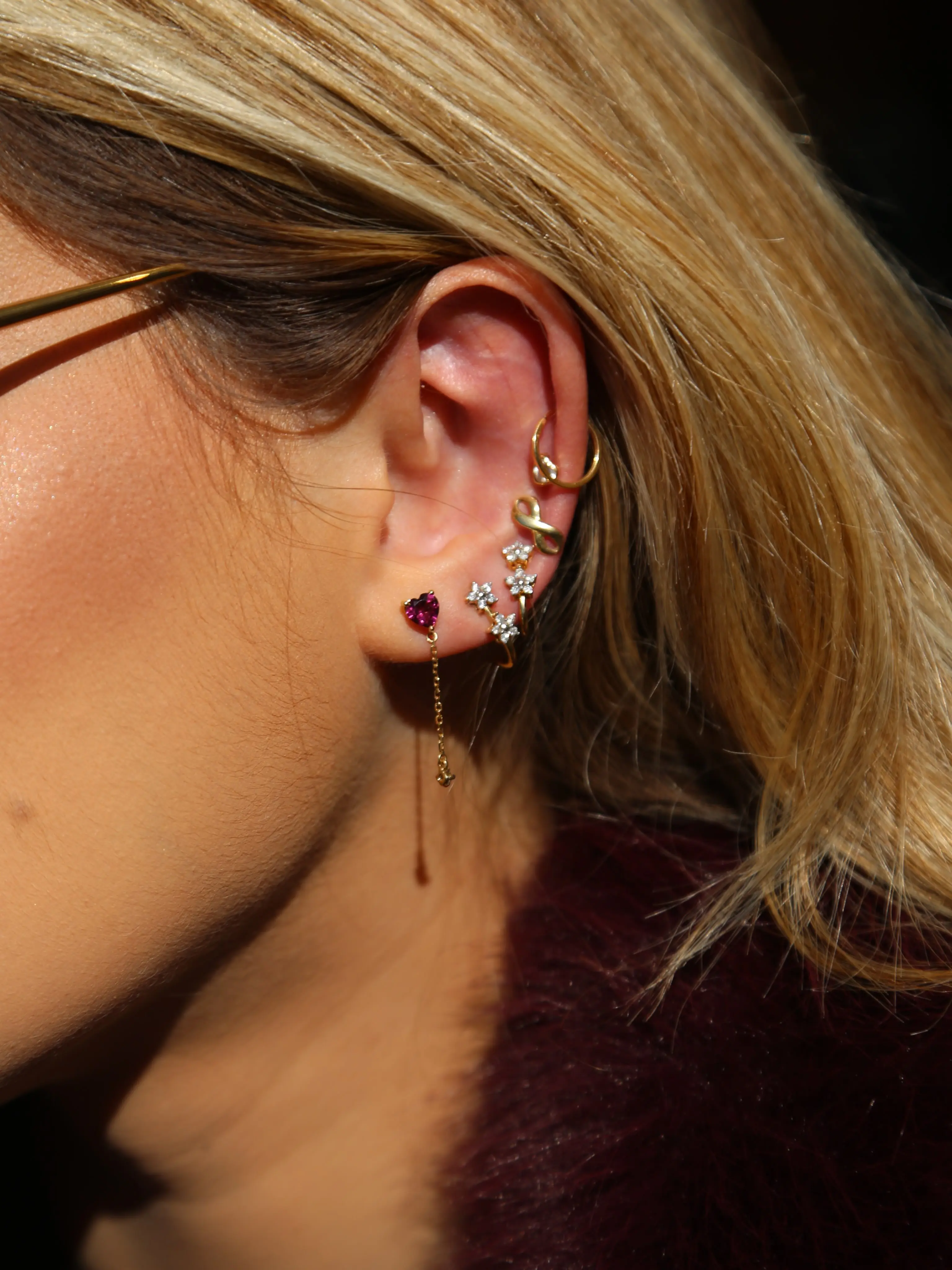 Tendência Red Cherry: O Brilho da Paixão em Joias e Óculos Loewe