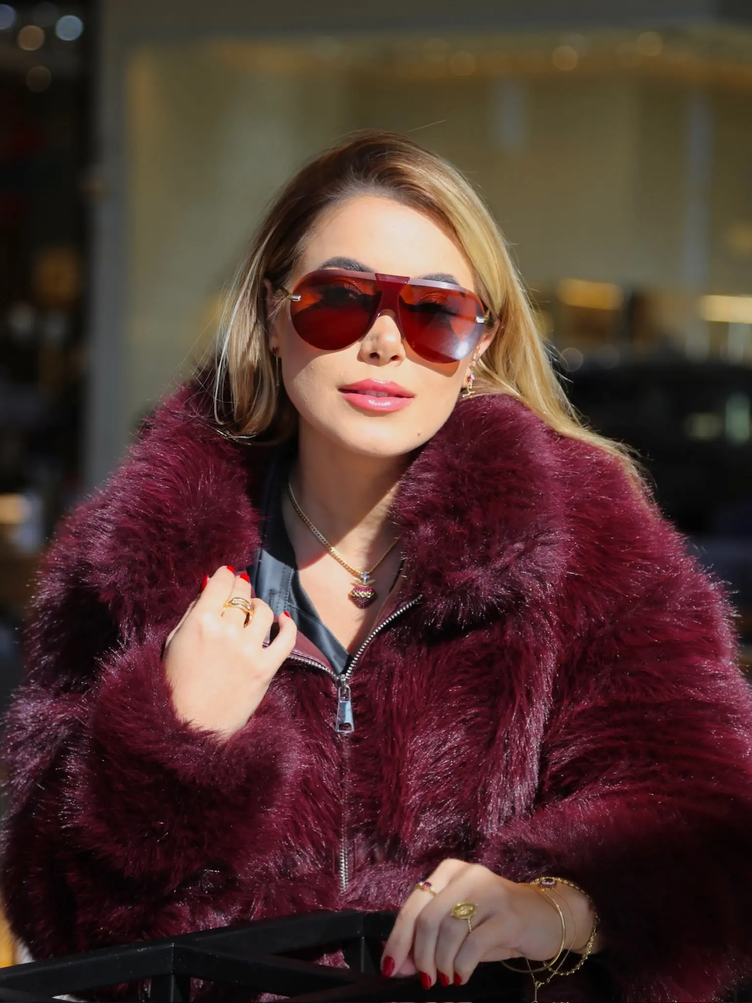 Tendência Red Cherry: O Brilho da Paixão em Joias e Óculos Loewe