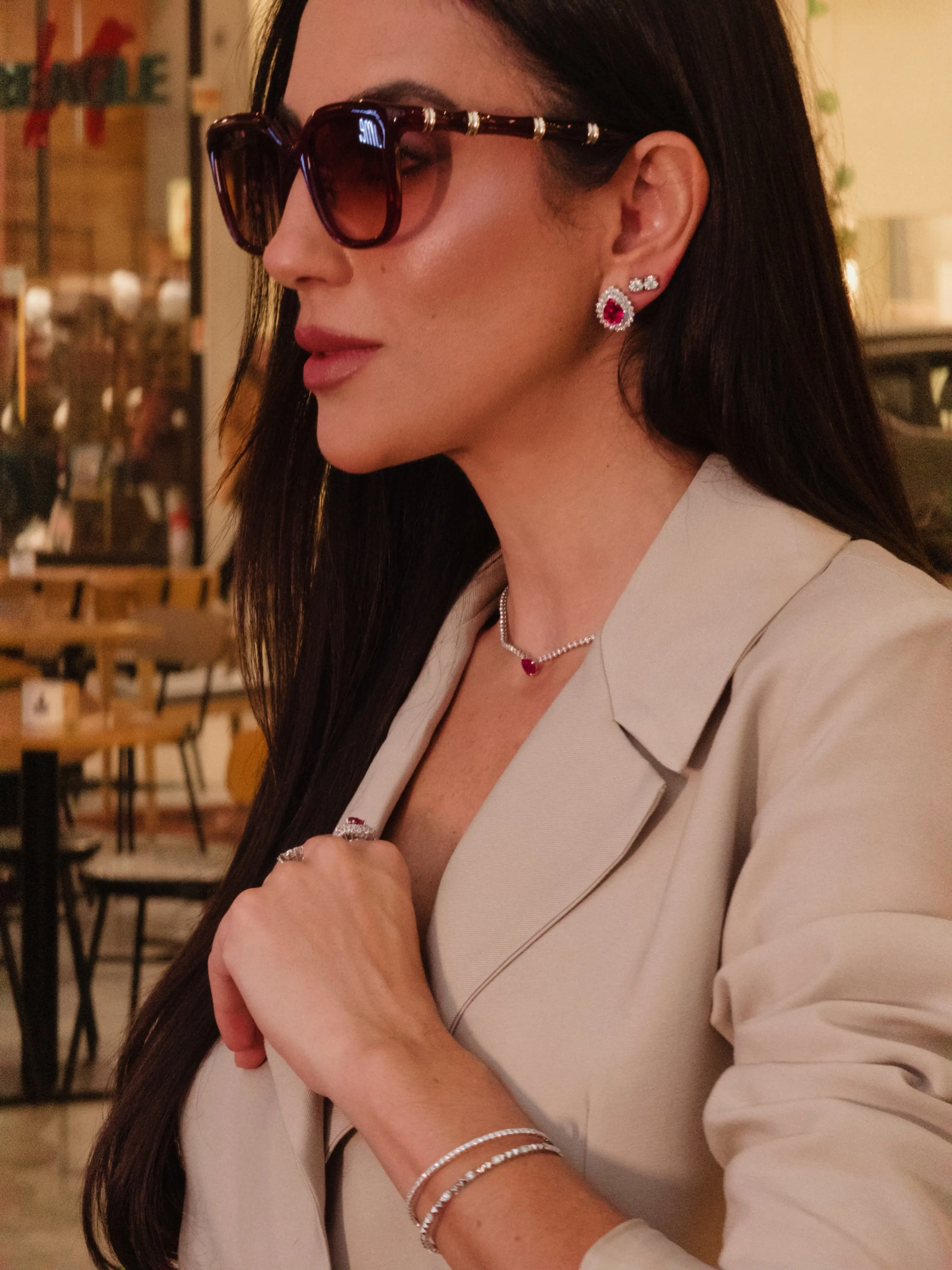 Detalhes que Elevam o Estilo: Óculos Gucci e Joias Guzzatti para um Look Inesquecível