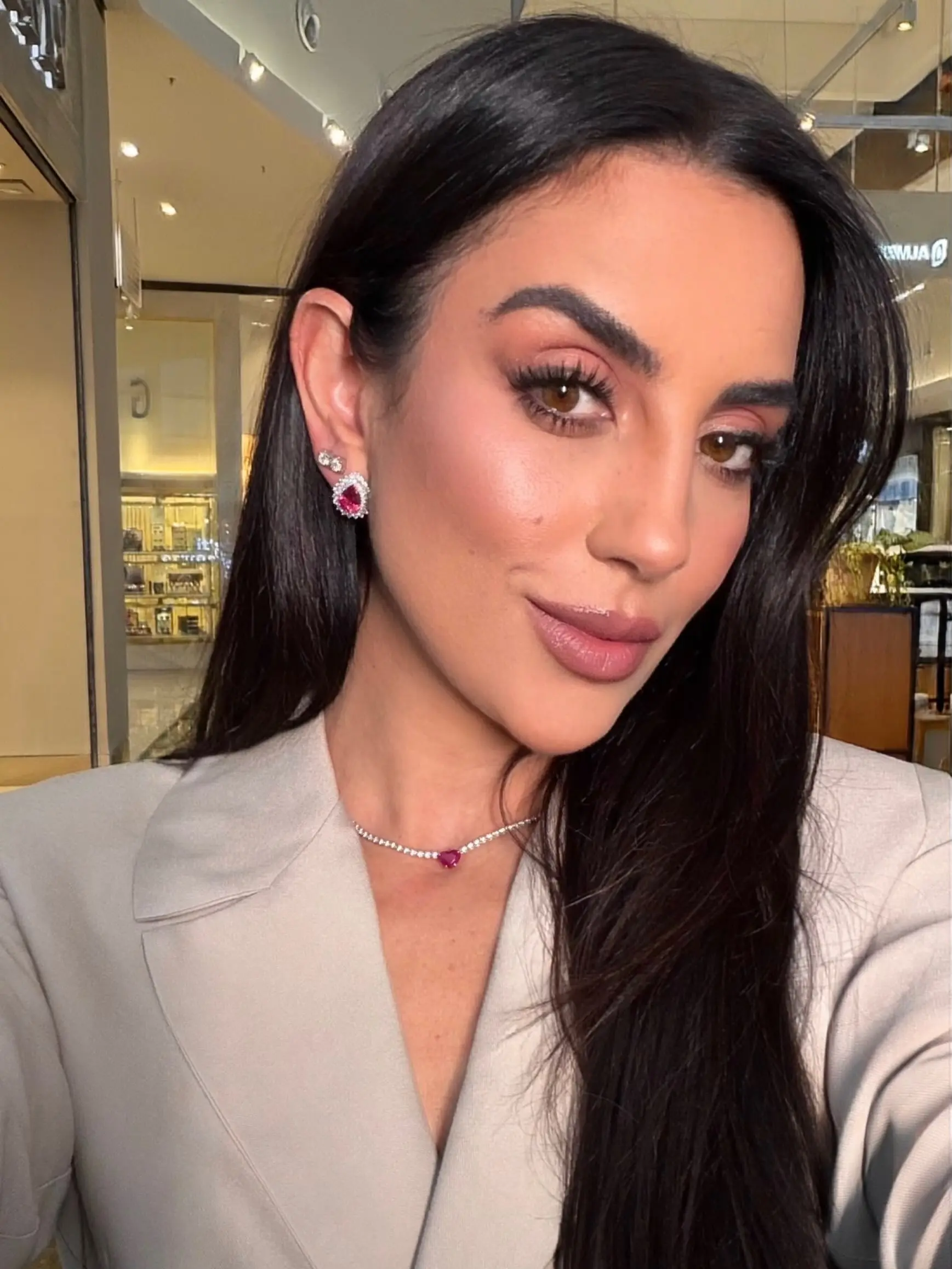 Detalhes que Elevam o Estilo: Óculos Gucci e Joias Guzzatti para um Look Inesquecível