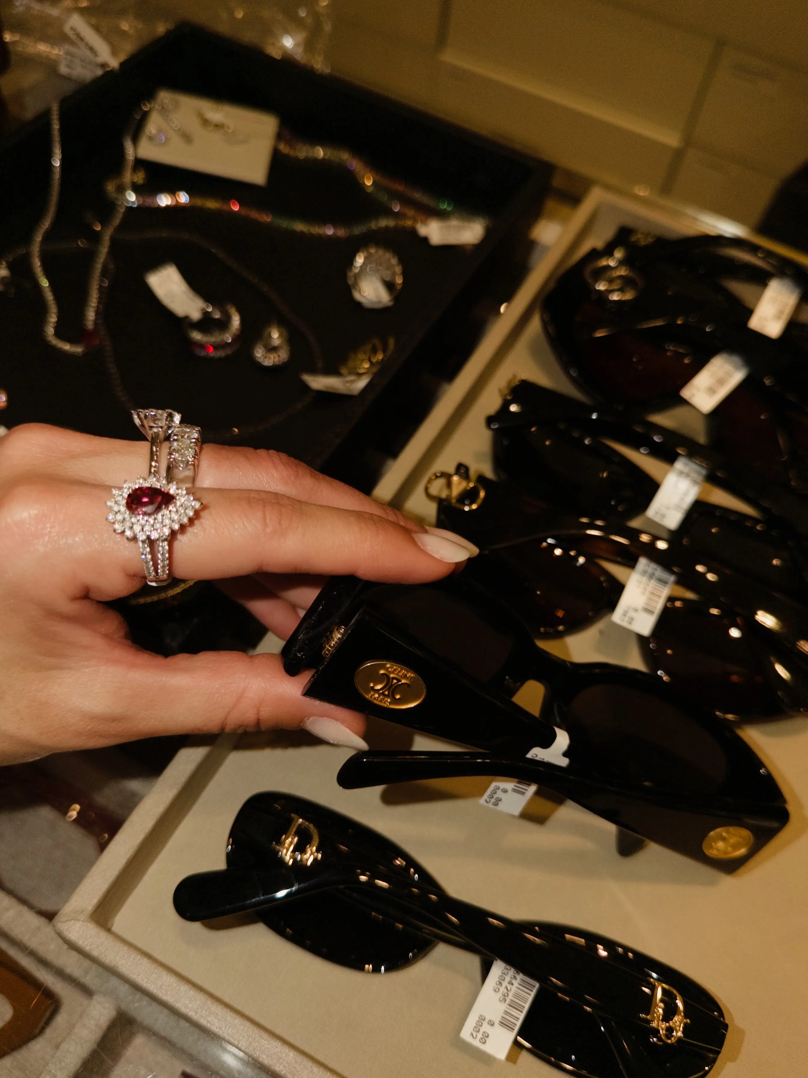 Detalhes que Elevam o Estilo: Óculos Gucci e Joias Guzzatti para um Look Inesquecível
