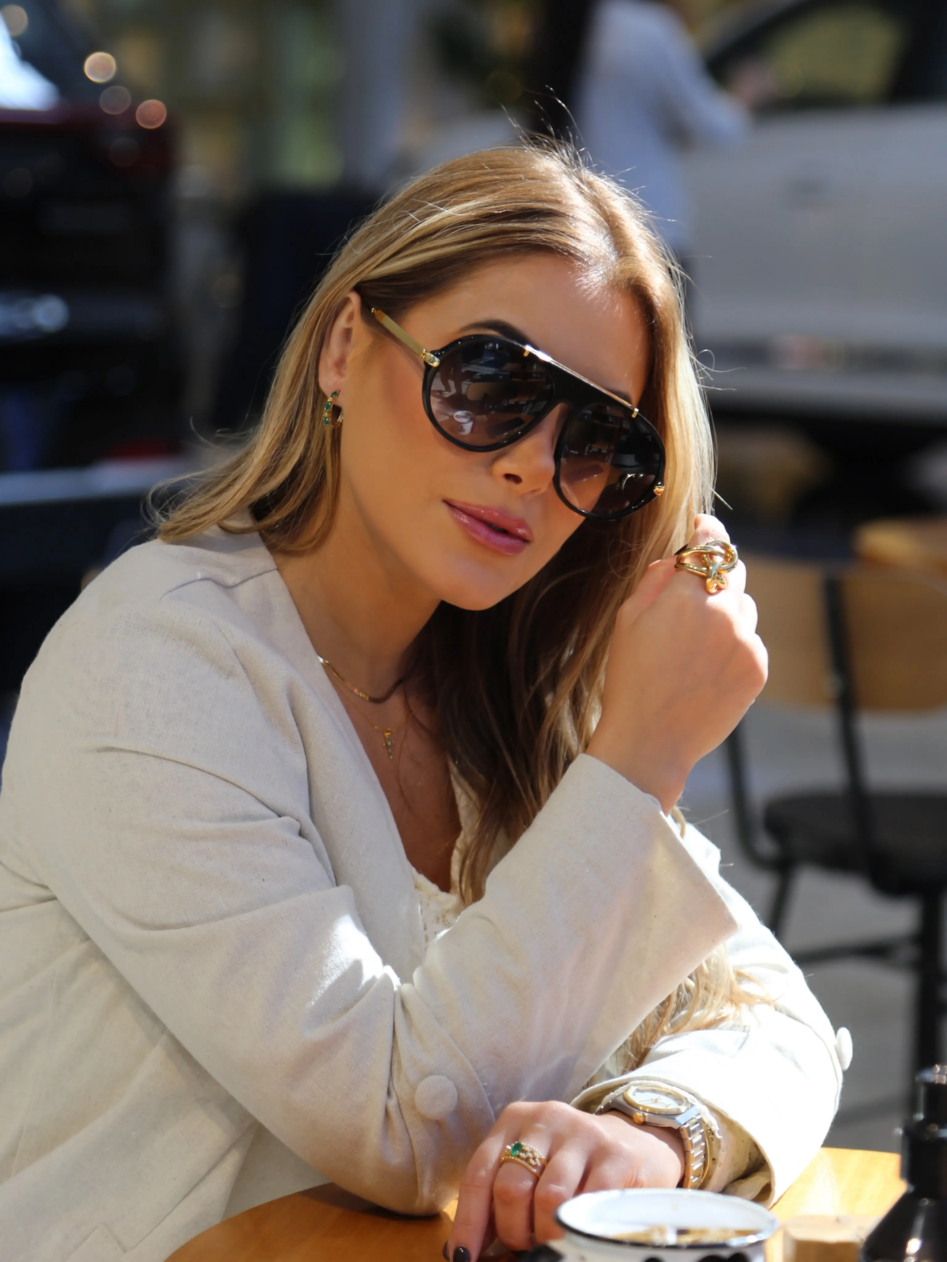 Elegância Atemporal: A Combinação Perfeita de Esmeraldas, Óculos Chloé e Relógio Seiko
