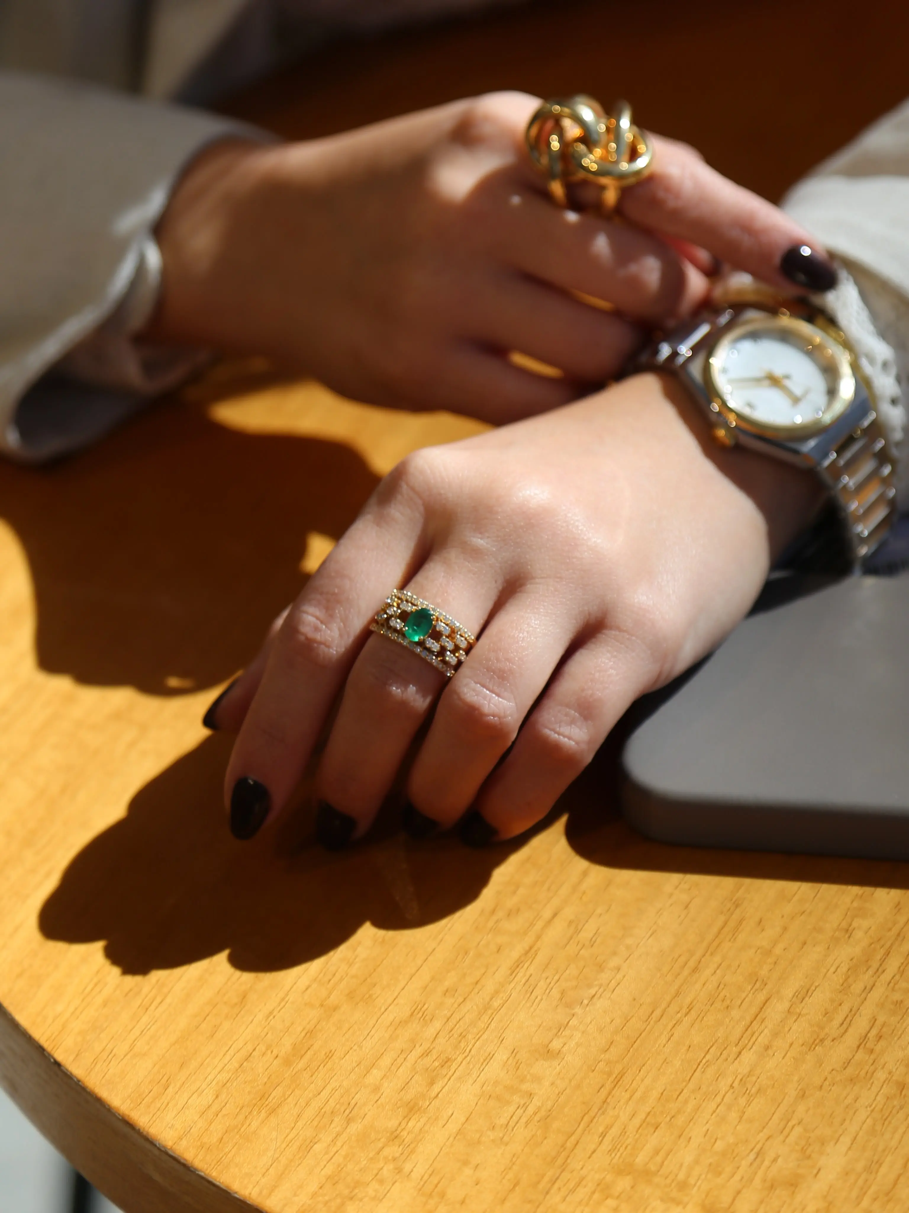 Elegância Atemporal: A Combinação Perfeita de Esmeraldas, Óculos Chloé e Relógio Seiko