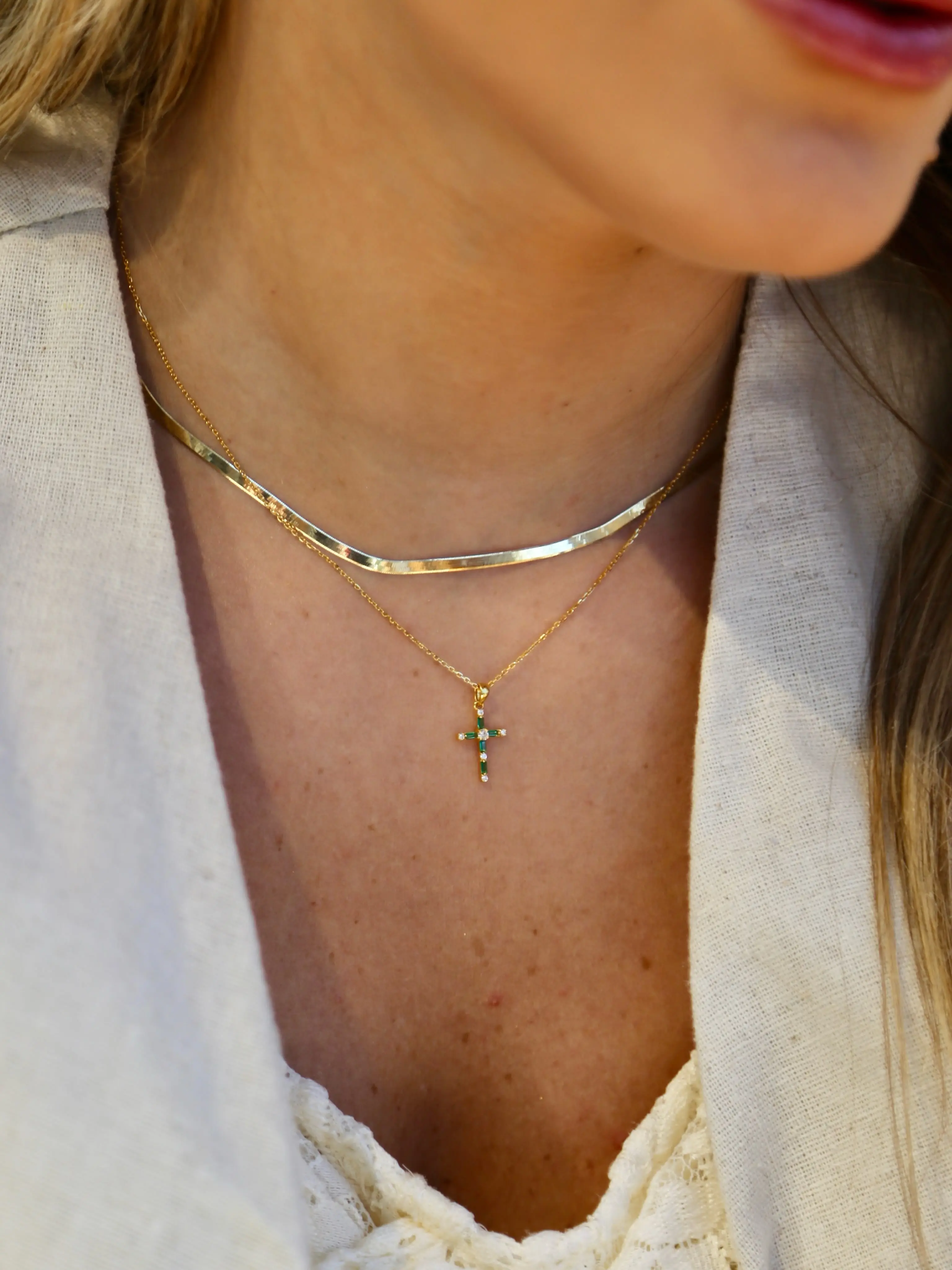 Elegância Atemporal: A Combinação Perfeita de Esmeraldas, Óculos Chloé e Relógio Seiko
