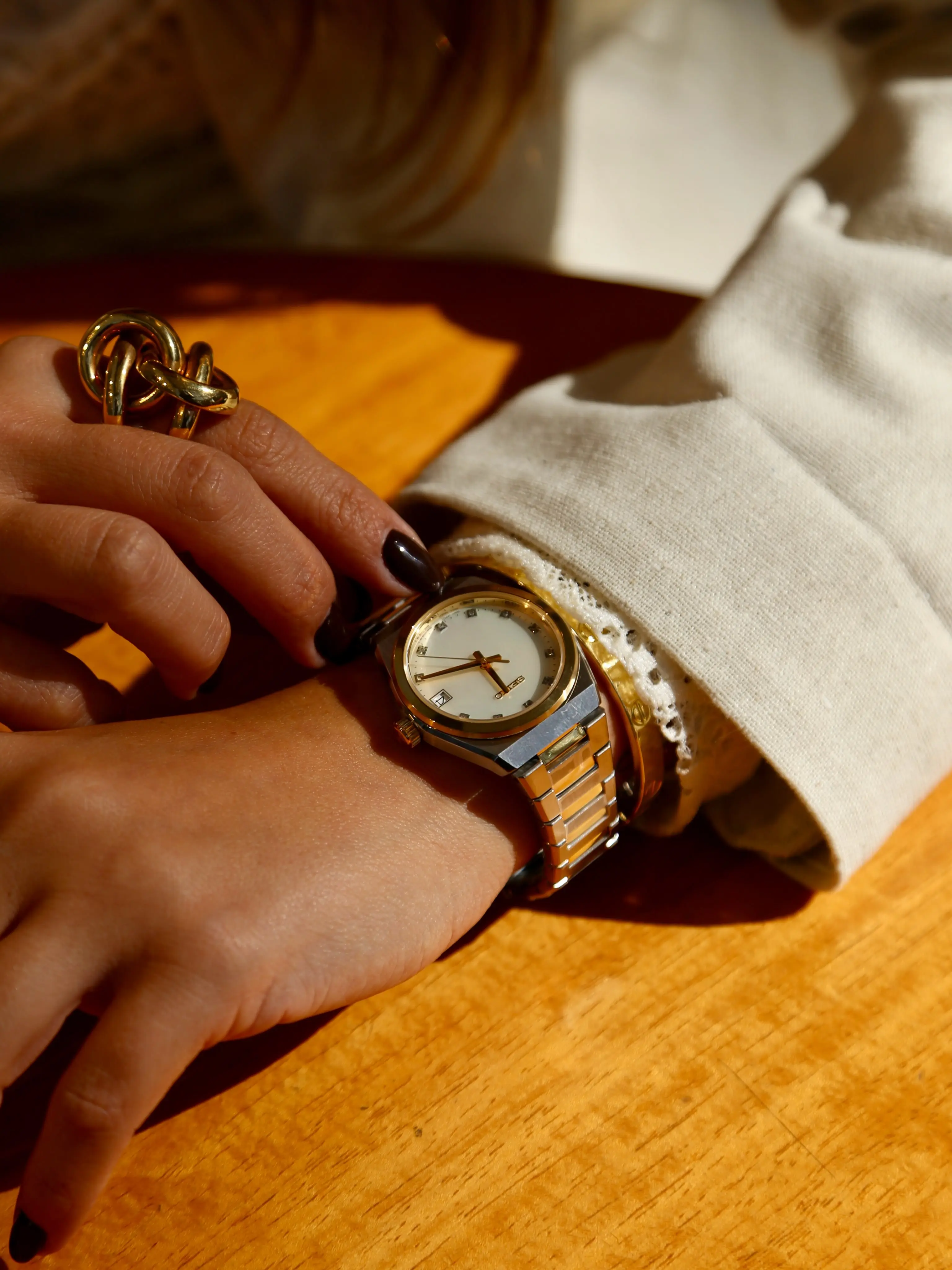 Elegância Atemporal: A Combinação Perfeita de Esmeraldas, Óculos Chloé e Relógio Seiko